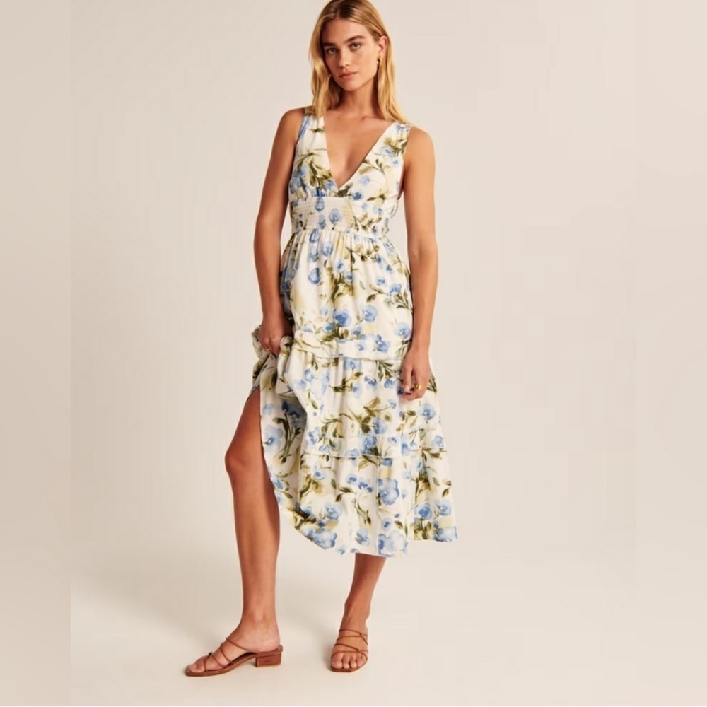 Women’s ABERCROMBIE & FITCH Smocked Waist Tiered
Midi Dress Blue Floral Sz Small